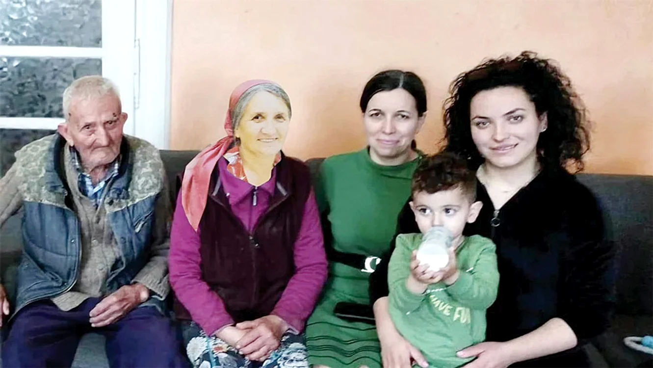 Aşa arată cinci generaţii:  veteranul, fiica, nepoata,  strănepoata şi stră-strănepotul