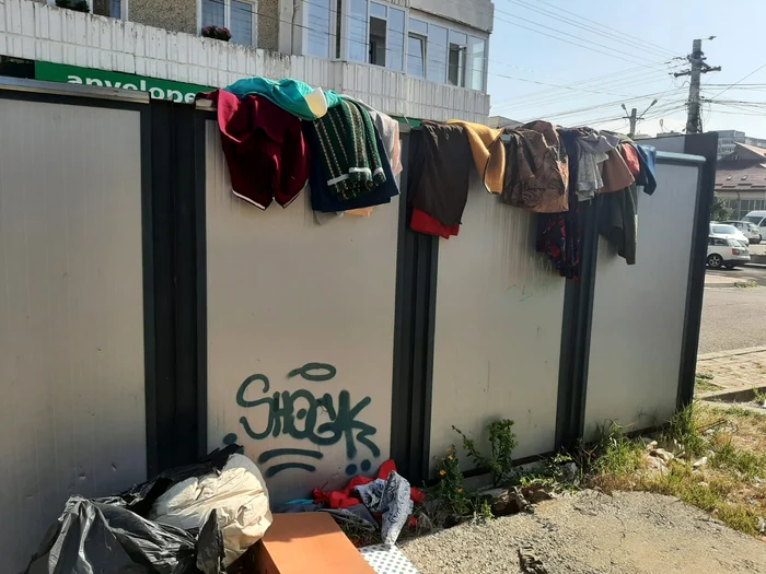 Deșeuri aruncate de românul întors din Italia. FOTO Facebook Poliția Locală Piatra Neamț