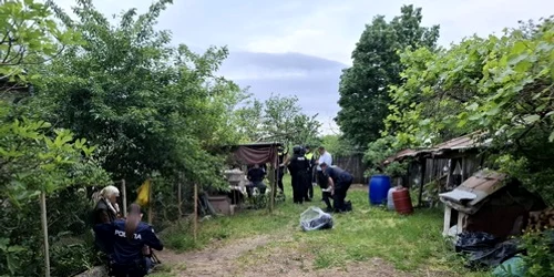 Intervenție în Vrancea  Un bărbat și a amenințat mama și fratele cu un cuțit foto igpr jpg