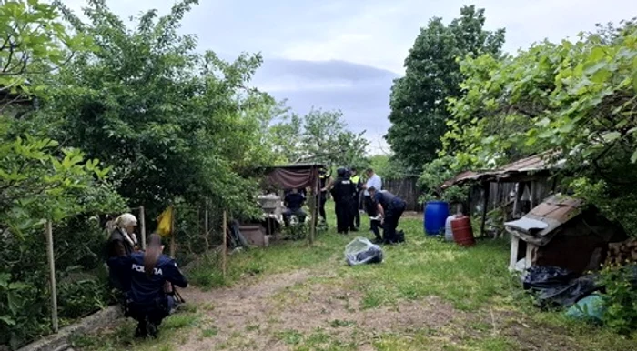 Intervenția polițiștilor pentru imobilizarea unui bărbat din comuna Popești FOTO: IGPR