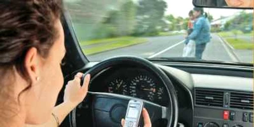 Tastarea unui SMS la volan diminuează cu 50% capacitatea de reacţie a şoferului  