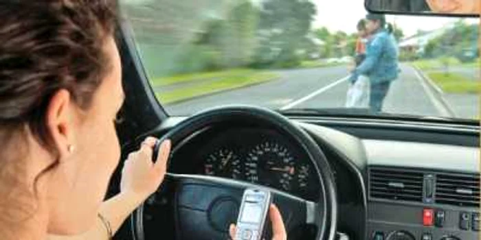 Tastarea unui SMS la volan diminuează cu 50% capacitatea de reacţie a şoferului  
