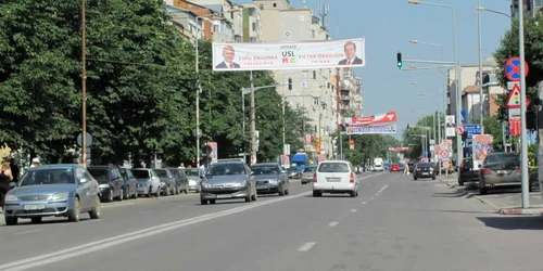 Candidaţii zâmbesc încă frumos spre teleormăneni, cerându-le votul