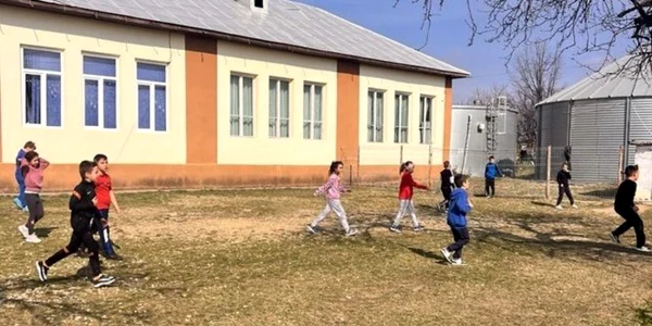 Foto Copii in mediul rural renunta la liceul Sursa foto World Vision Romania jpg