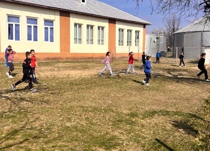 Copii în mediul rural in curtea scolii. Foto World Vision Romania