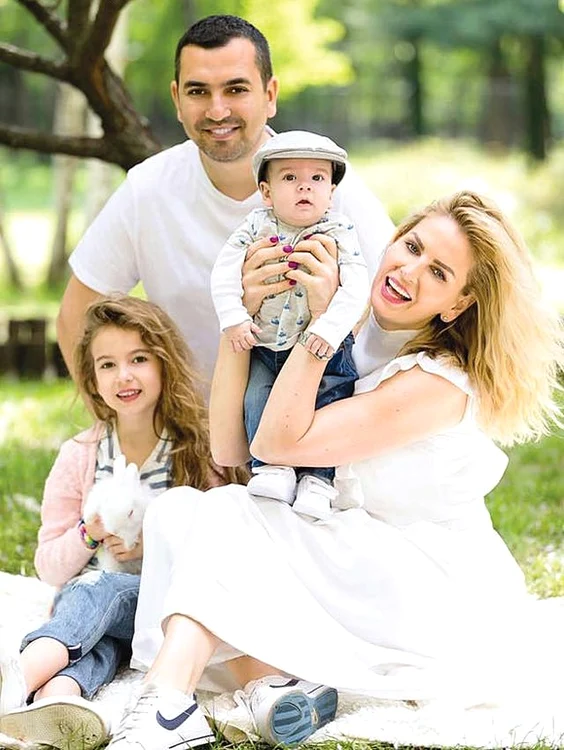 Cântăreața se simte fericită în brațele bărbatului cu care are doi copii