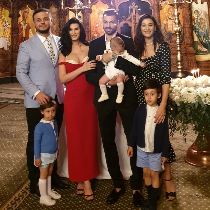 Raluca și Adrian l-au botezat pe fiul lor