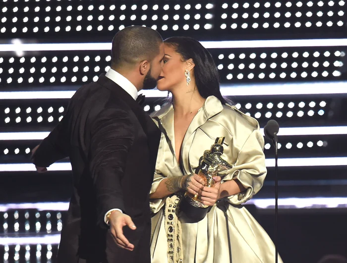 
    Rihanna l-a luat pe Drake de braț în culisele VMAfoto: Splashnews  