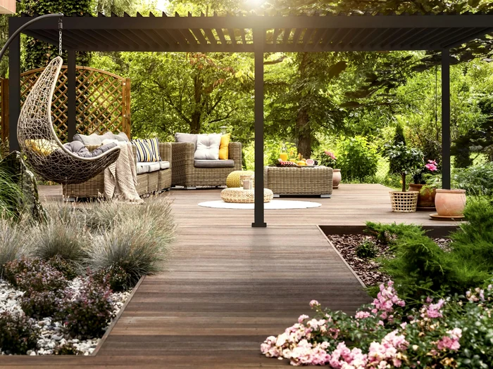 Idei de living outdoor cu mobilier pentru exterior Sursă glowmania.ro jpg