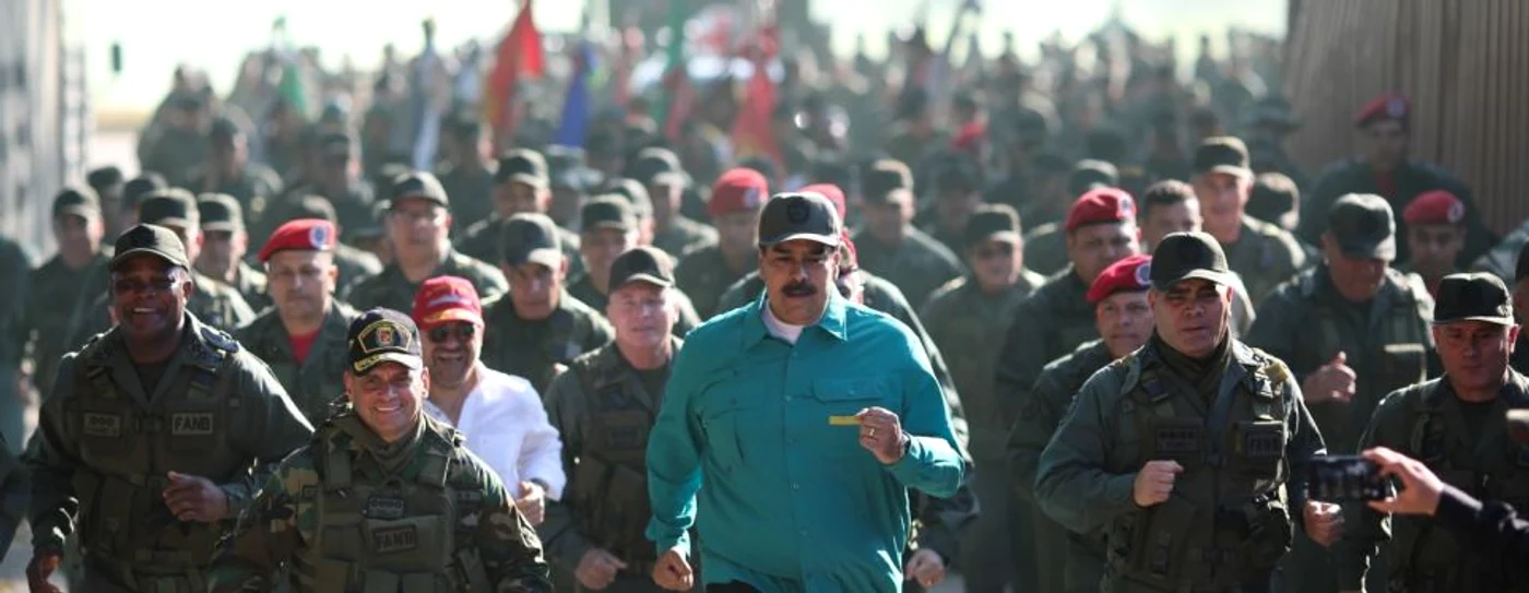 Nicolas Maduro, în centrul imaginii, participând la un antrenament demonstrativ al armatei venezuelene FOTO EPA-EFE