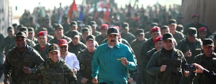 Nicolas Maduro, în centrul imaginii, participând la un antrenament demonstrativ al armatei venezuelene FOTO EPA-EFE