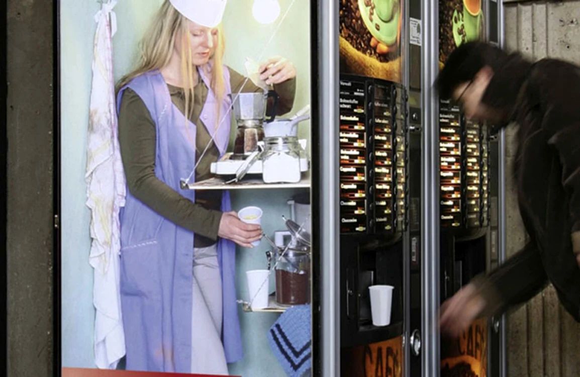 Hoţii au fost prinşi la scurt timp după ce au spart automatul de cafea