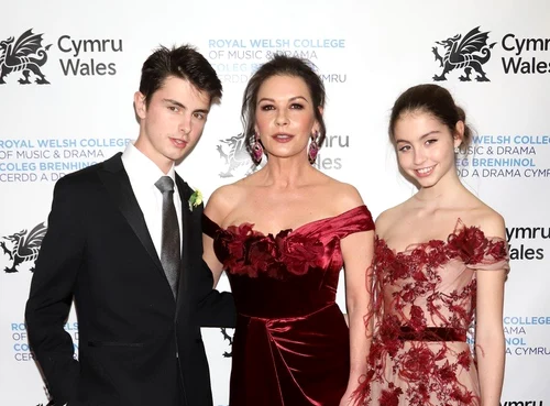 Catherine Zeta-Jones  şi copii ei, Dylan Michael şi Carys