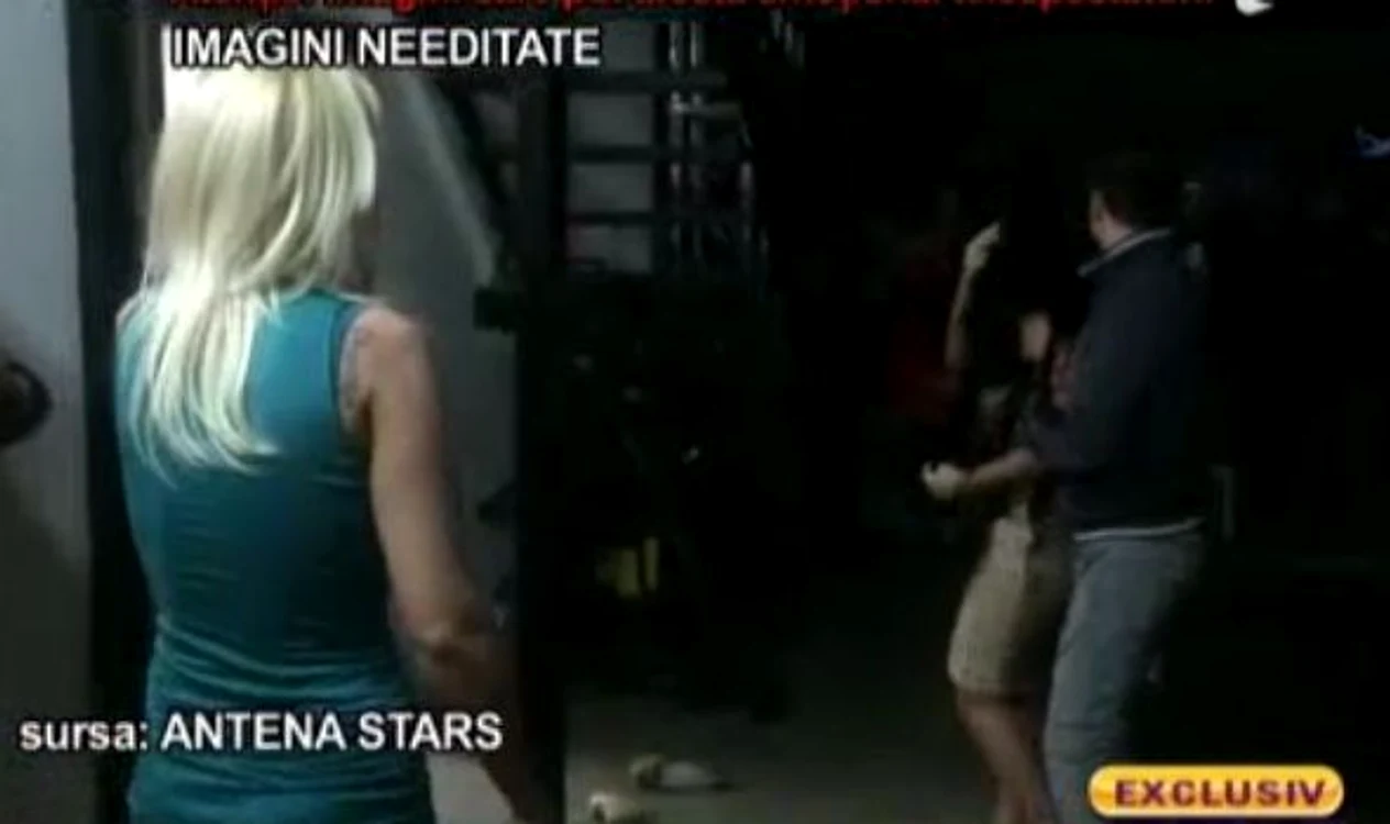 
    Mariana Roşca şi Renata s-au tăvălit pentru Leo de la Strehaia (captură Acces direct)  