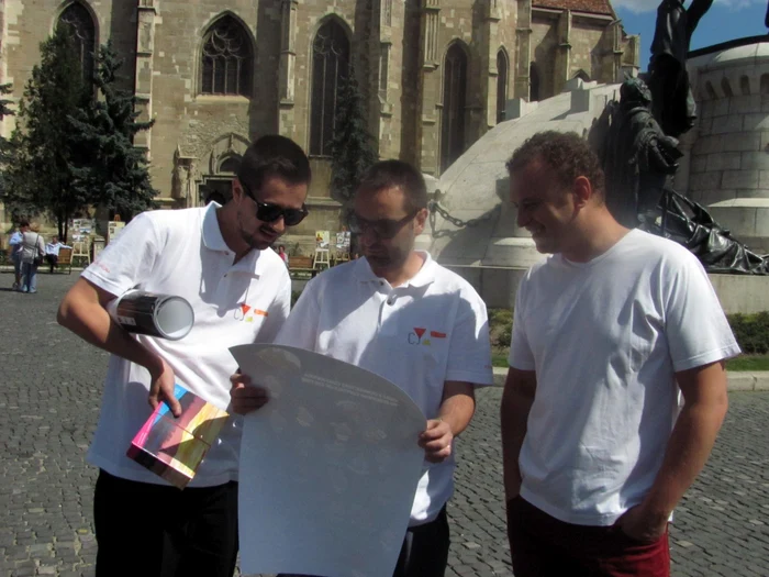 Cei doi bloggeri clujeni sunt Dan Ciulea (în centru) şi Gabriel
Aldea (stânga). Cel din dreapta este Florin Moroşanu,
directorul Asociaţiei Cluj Capitală Culturală Europeană 2021 FOTO:
Florina Pop