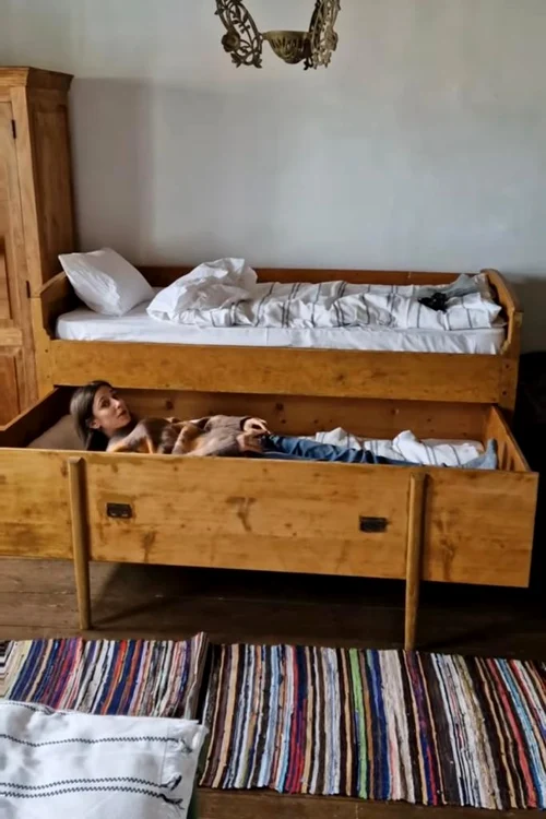 Dana glumește cu cei mici