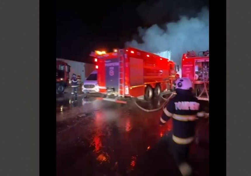 Incendiu la Dragonul Roșu: flăcările au cuprins aproximativ 2.000 de metri pătraţi. Structura clădirii s-a prăbuşit parţia