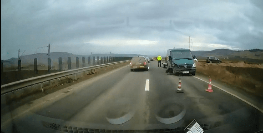 Carambol cu cinci victime, printre care trei străini, în Sibiu. Un microbuz a intrat în depășire VIDEO