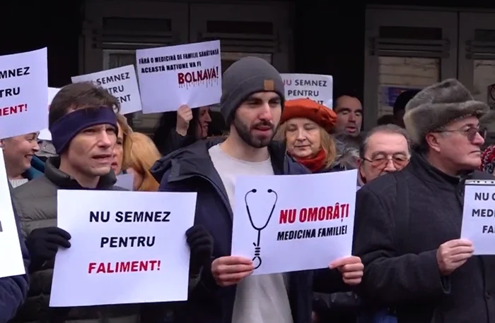 Circa 200 de medici au protestat în fața sediului CJAS. FOTO: captura video