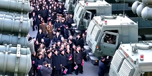 Kim Jong Un a prezentat un nou lansator multiplu de rachete cu potențial nuclear 19.02.2026 FOTO: X/captură video