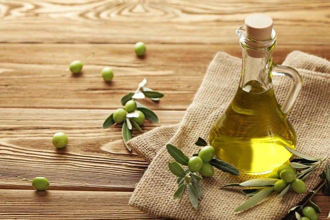 Uleiul de măsline are numeroase beneficii pentru sănătate, frumuseţe şi siluetă FOTO: Shutterstock