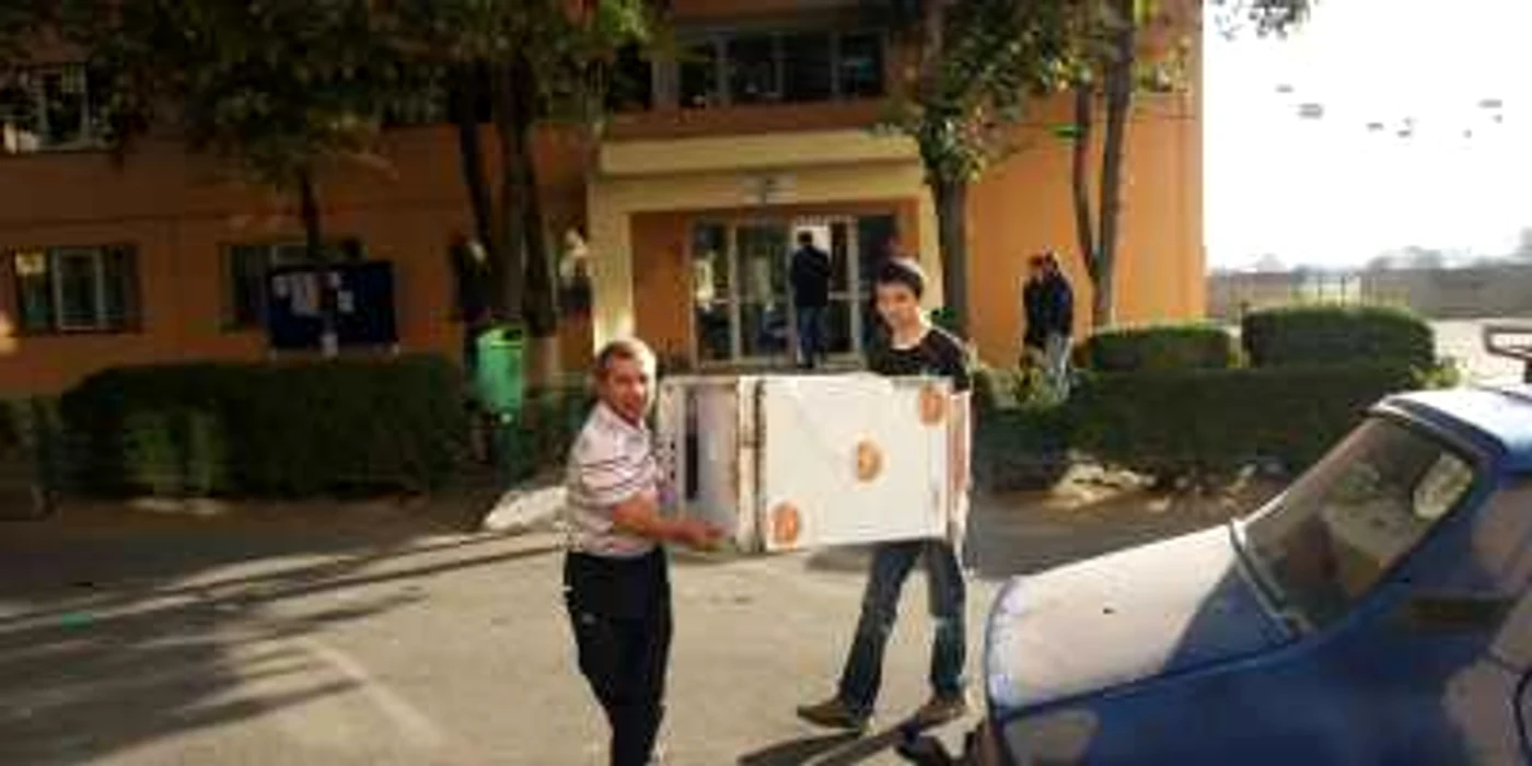 Rudele au dat o mână de ajutor studenților, la instalare. Foto Alex Policală