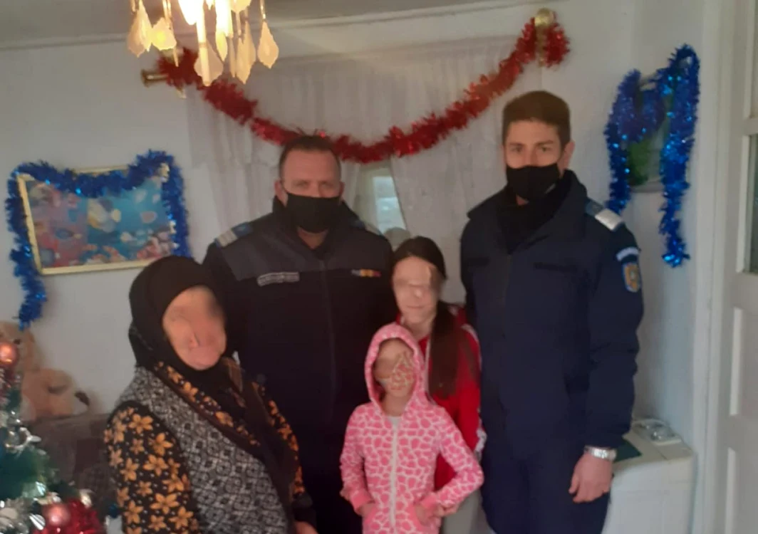 Cele două fetiţe alături de bunică Foto: IJJ Galaţi