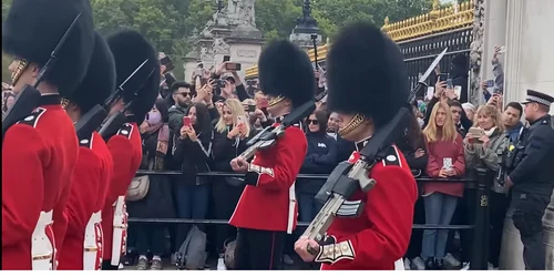 schimbarea garzii londra captura youtube png