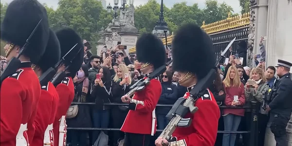 schimbarea garzii londra captura youtube png