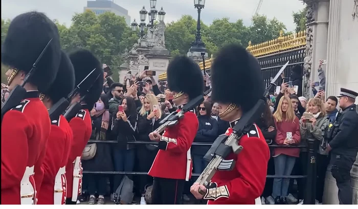  Palatul Buckingham, unde se adună mii de turiști, una din țintele predilecte ale hotilor. YouTube