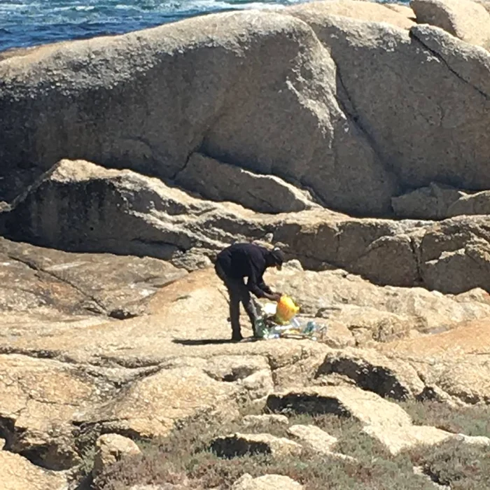 
    Deși este un om fără adăpost, el curăță zilnic plaja de gunoaie fără a aștepta ceva în schimbFoto Facebook  