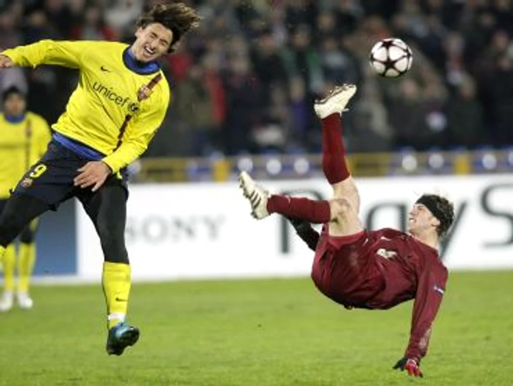 
    Zlatan Ibrahimovici (stânga) s-a zbătut din greu cu ruşii, FOTO: EPA  