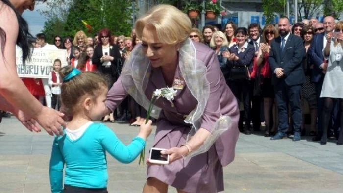 Viorica Dăncilă a avut telefonul în mână la Simfonia lalelelor de la Pitești