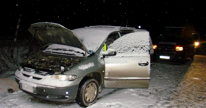 În interiorul maşinii au fost descoperite 4.000 de pachete de ţigări FOTO: Adevărul