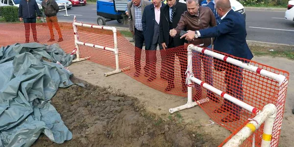 Zona cu fisuri a fost izolată şi au fost începute excavaţii pentru a afla cauza FOTO PMG