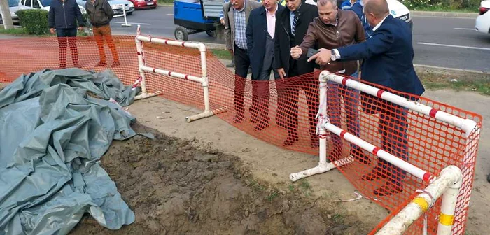 Zona cu fisuri a fost izolată şi au fost începute excavaţii pentru a afla cauza FOTO PMG