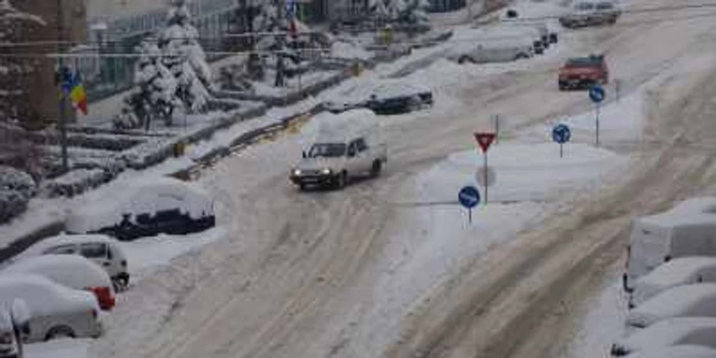 Drumurile din Gorj sunt acoperite de zăpădă