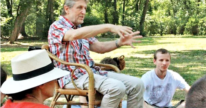 Andrei Şerban, alături de cursanţi, în curtea Palatului Mogoşoaia, la cea de-a patra ediţie a Academiei Itinerante