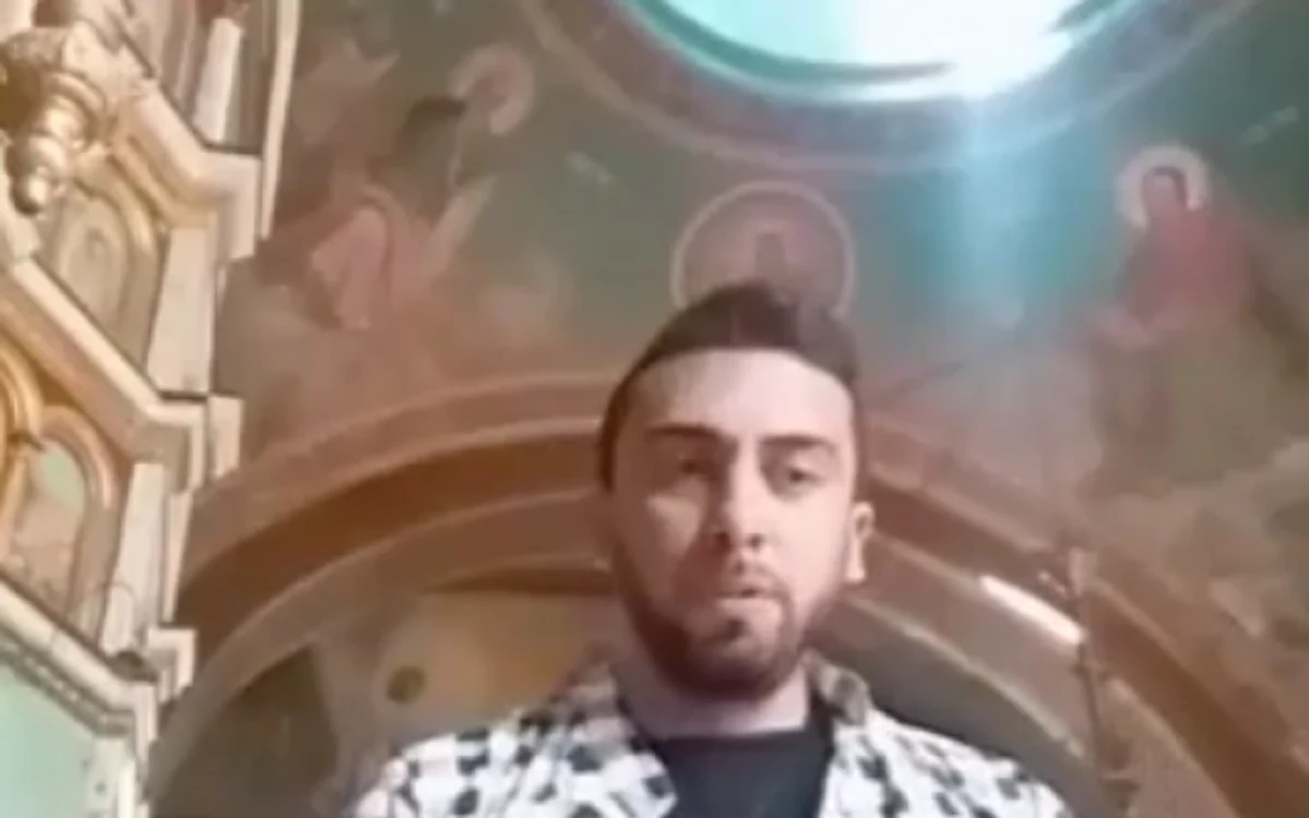 
    El e bărbatul de etnie romă care s-a rugat în biserică  