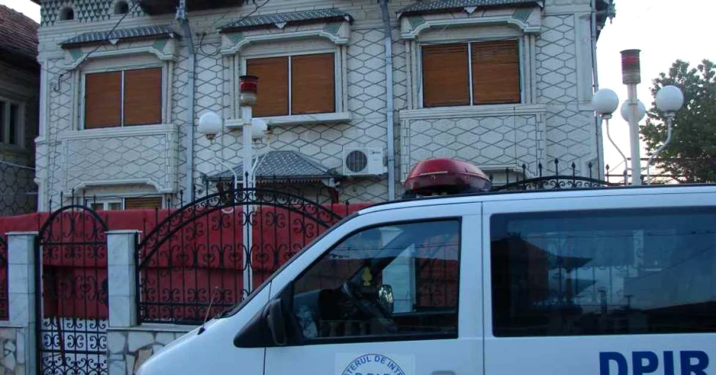 Palatele ţigăneşti din Strehaia sunt "vizitate"de oamenii legii