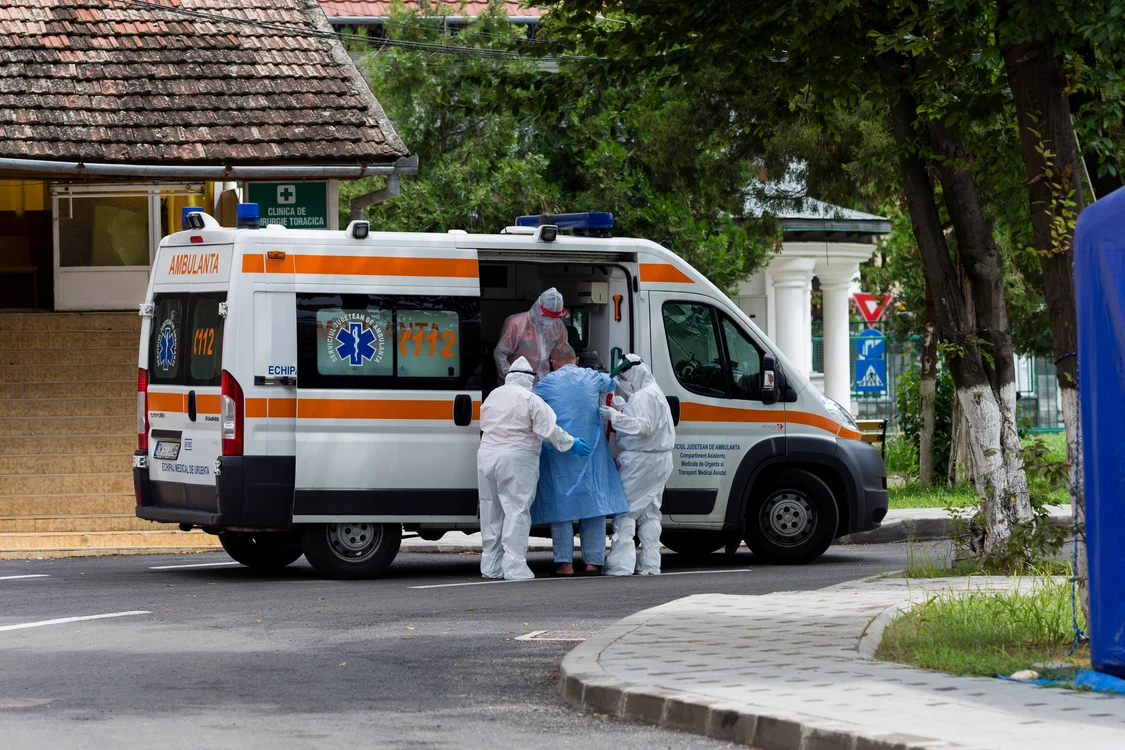 
    Bolnavii au fost nevoiţi să stea ore întregi în ambulanţă   