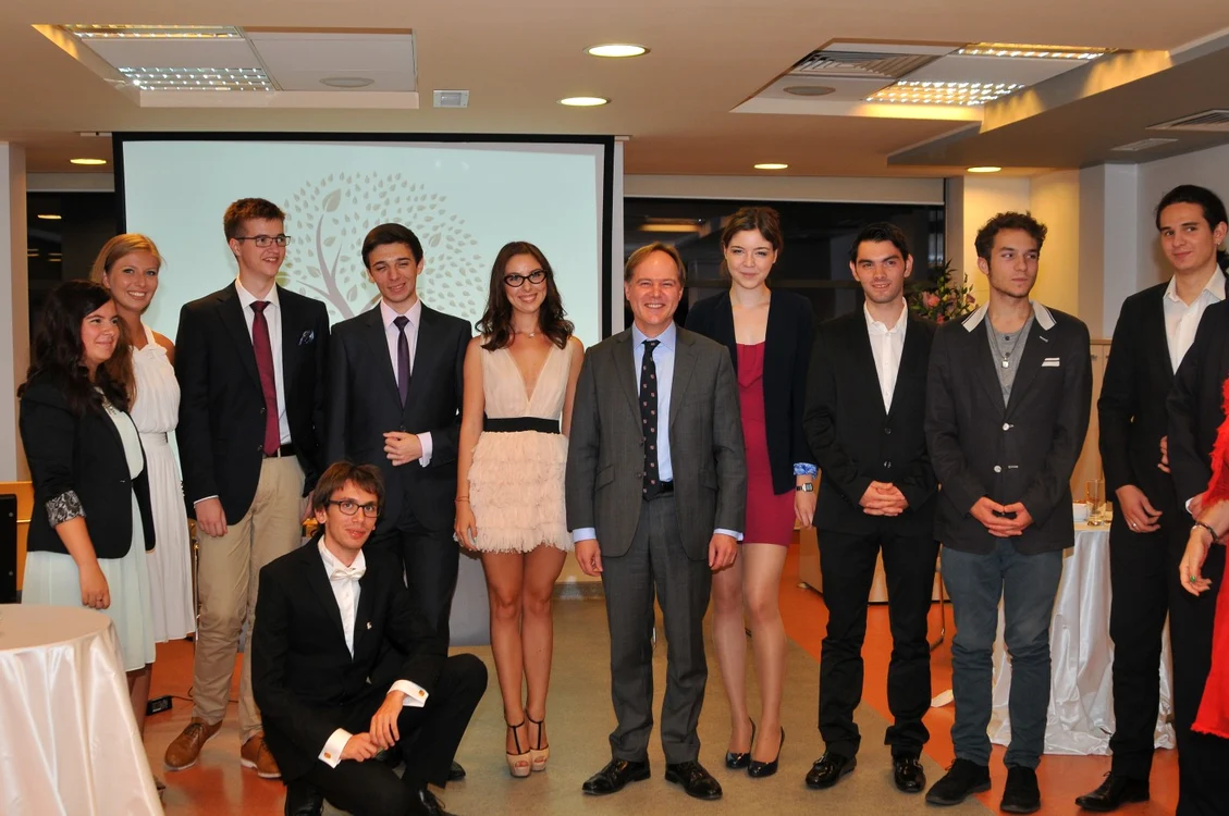 Ambasadorul Marii Britanii (centru) şi studenţii profesorului Simon Parker FOTO Andrei Loagar
