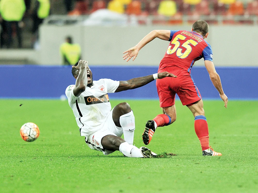 Momentul în care Gnohere s-a prăbuşit în stare de inconştienţă, după cotul aplicat de Bourceanu FOTO: Sportpictuers.eu
