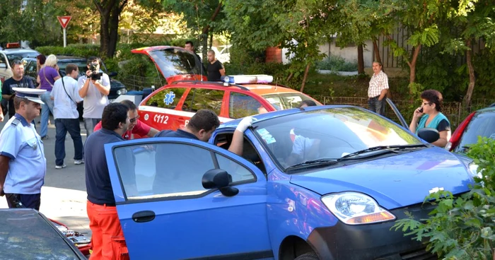 Echipajul SMURD a fost nevoit să acorde primul ajutor în micul automobil oprit în gard