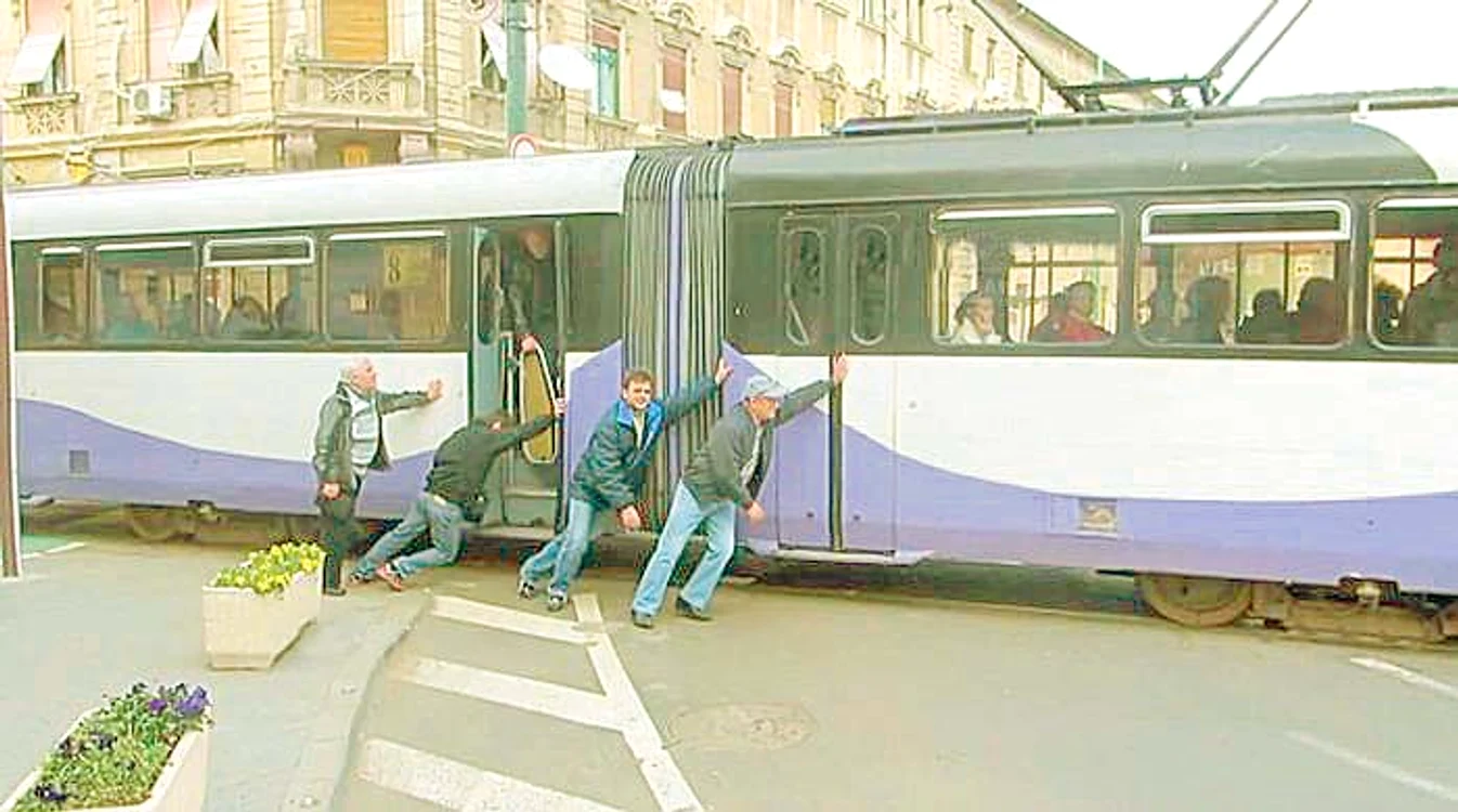
    Tramvaiul a fost  urnit cu greu din loc (Foto: opiniatimisoarei.ro)  