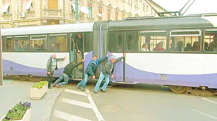 
    Tramvaiul a fost  urnit cu greu din loc (Foto: opiniatimisoarei.ro)  