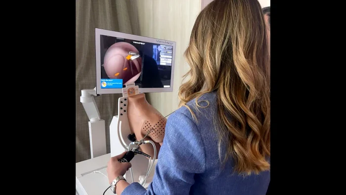 Ioana Ducu, în timpul ”antrenamentelor” în calitate de medic chirurg. Foto Facebook