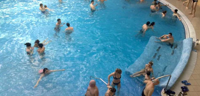 Turiştii s-au distrat de minune la piscină. Foto: Cristina Nica