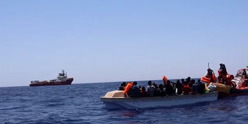 Nava ambulanţă Ocean Viking a salvat 46 de migranţi în Mediterana FOTO Captură Video  png