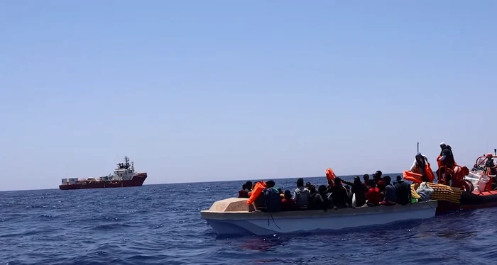 Migranți salvați cu bărcile FOTO captură video
